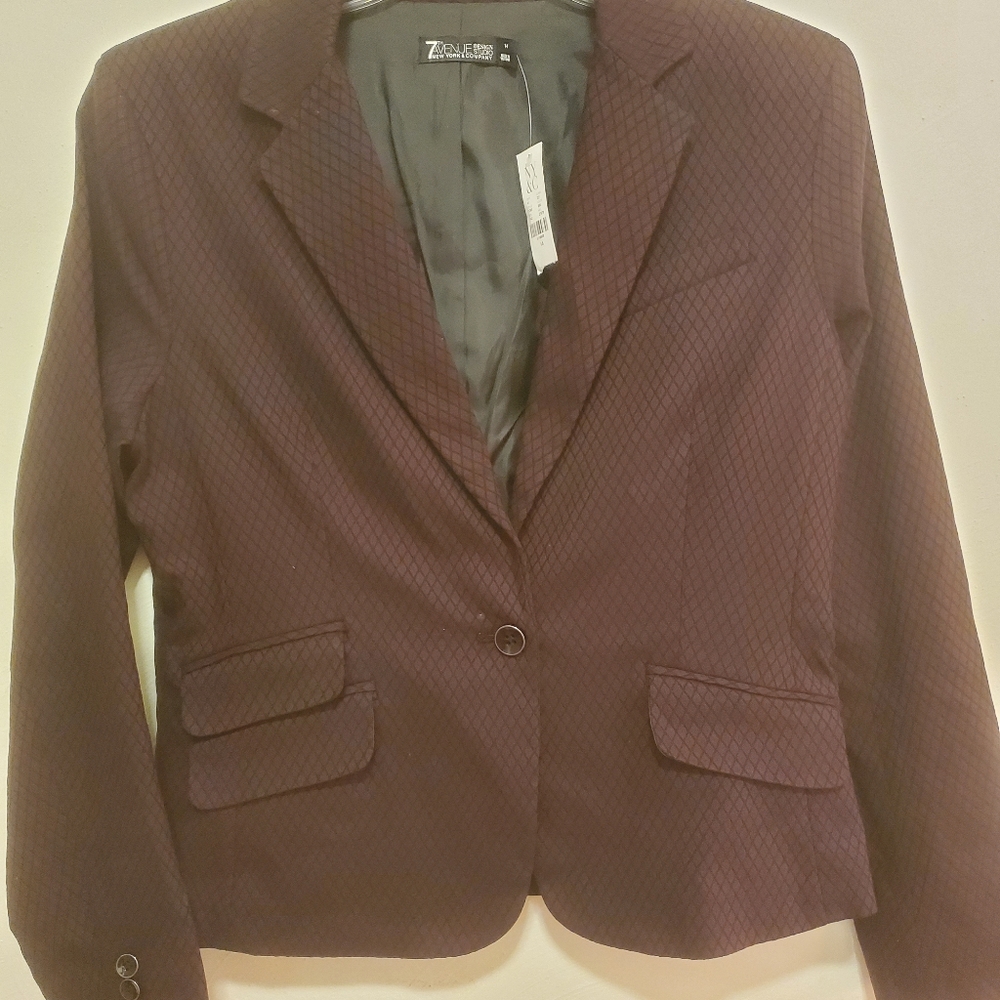 Blazer with diamond shaped pattern.